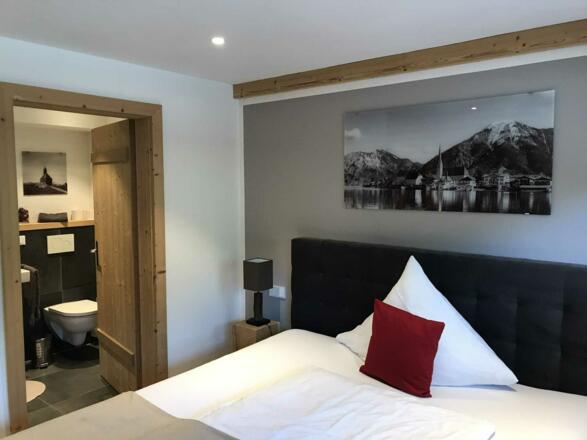 Schlafzimmer 1 mit Zugang zum Badezimmer.