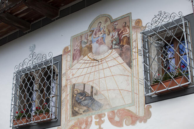 Sonnenuhr am historischen Haupthaus