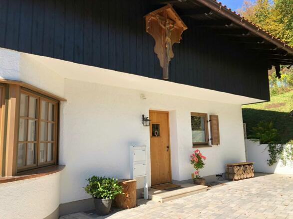 Hauseingang mit Parkmöglichkeit direkt davor