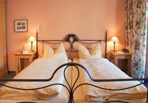 Schlafzimmer mit Doppelbett