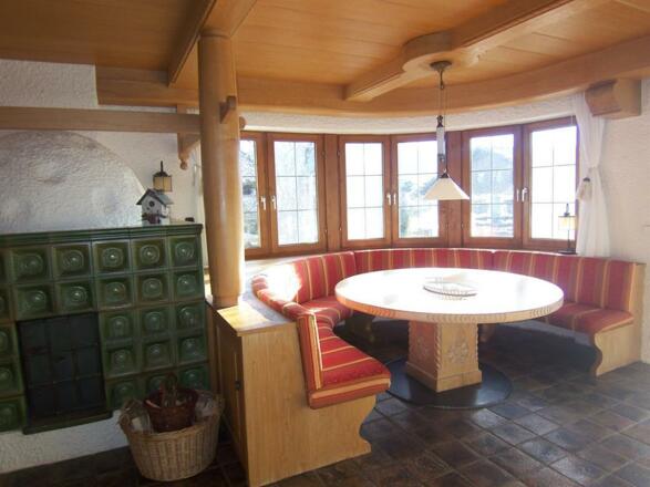 Kachelofen und Esstisch