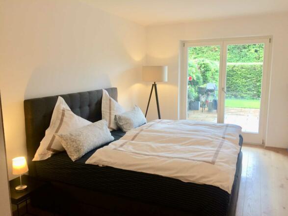 Schlafzimmer mit Blick ins Grüne