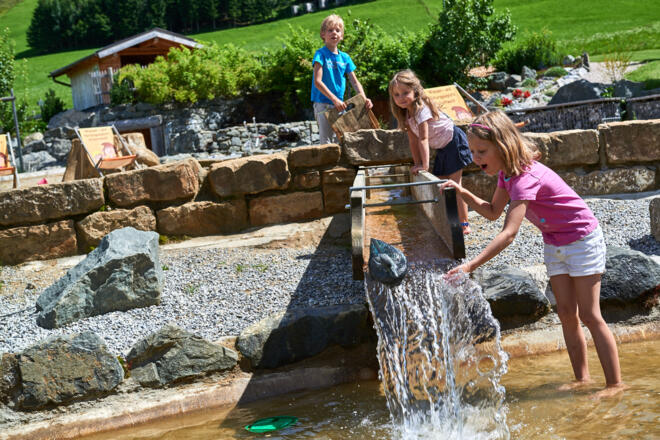 Naturspielplatz \&quot;Plitsch&amp;Platsch\&quot; in Schattwald