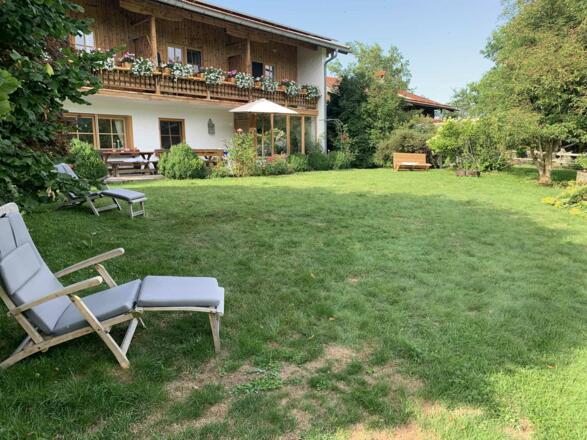 Großzügiger Garten mit Grill