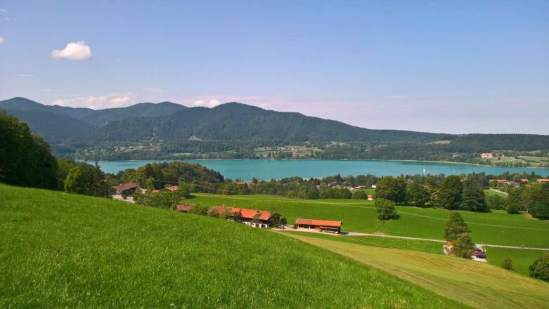 Blick über den Bergerhof zum Tegernsee