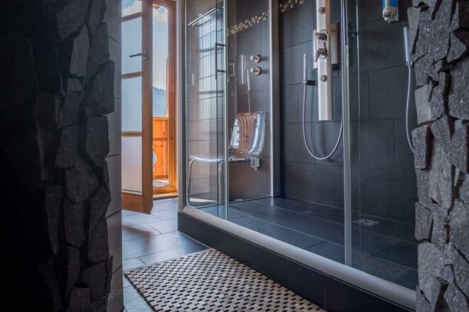 Dusche im Wellnessbereich