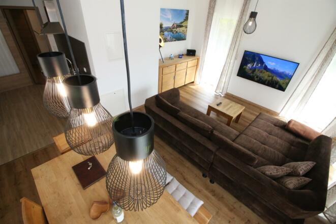 Moderne Wohnlounge mit XXL-Sofa &amp; Smart-TV