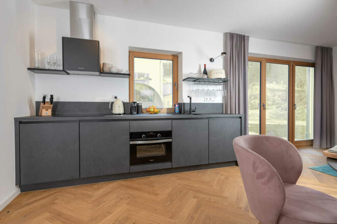 moderne und vollausgestattete Küche