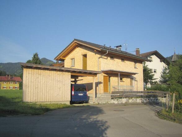 Carport direkt am Haus