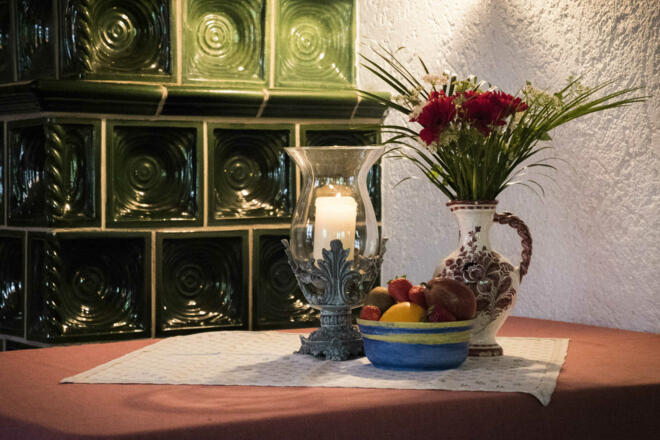 Frühstücksraum mit gemütlichem Kachelofen