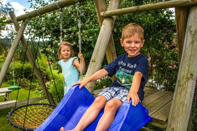 Schaukeln und Rutschen