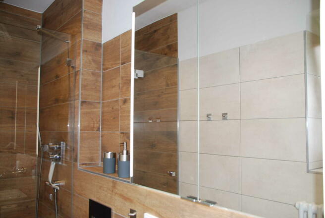 Großer Spiegelschrank über dem Waschbecken