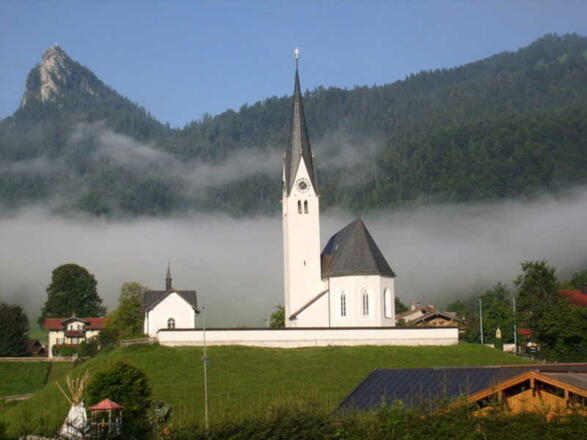 Blick auf die Kreuther Kirche