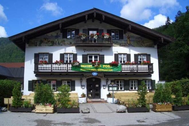 Eingang zum Restaurant mit sonnigem Biergarten