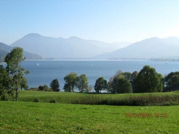 Blick von FeWo-Nähe auf Tegernsee mit Wallberg im Hintergrund