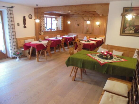 Im gemütlichen Aufenthaltsraum mit Holzdielen lässt sich wunderbar frühstücken, lesen, spielen oder einfach nur erholen.