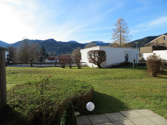 Blick von Terrasse in Garten, die Berge