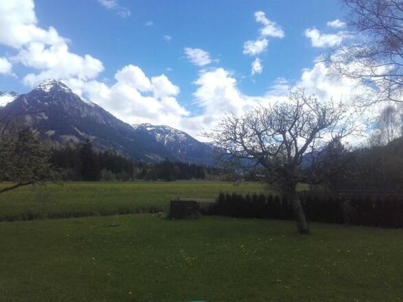 Garten im Sommer mit Bergblick