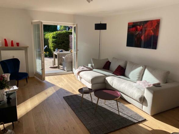 Wohnzimmer mit stylischem und trotzdem bequemen Sofa