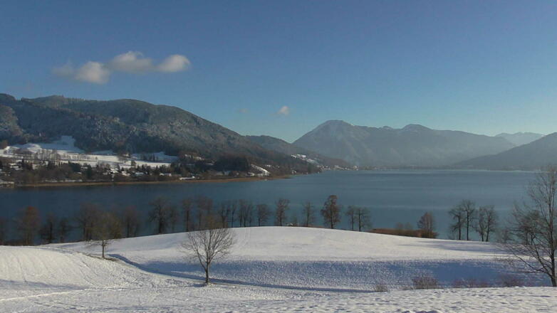 Blick über den See auf Neureuth und Wallberg