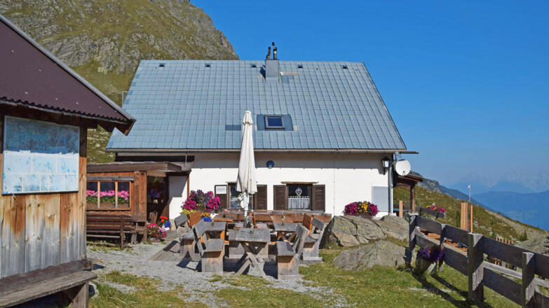 Südansicht der ÖTK-Frischmannhütte in den Ötztaler Alpen