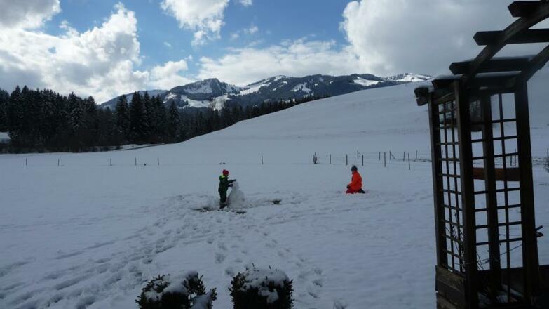 Spielen im Schnee - Familienurlaub