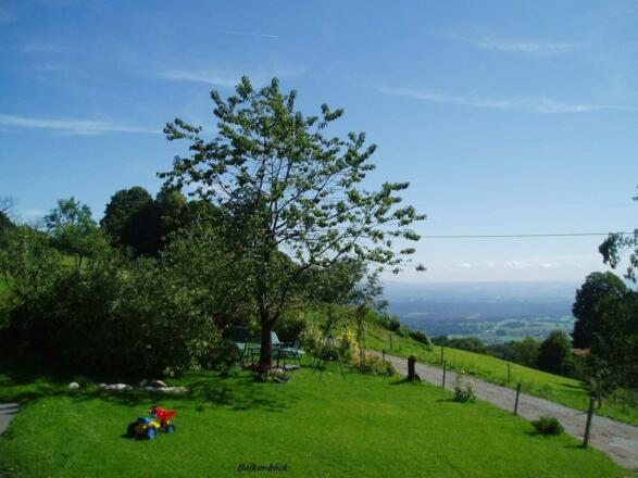 Balkonblick auf die Liegewiese Ferienhaus Stipfing