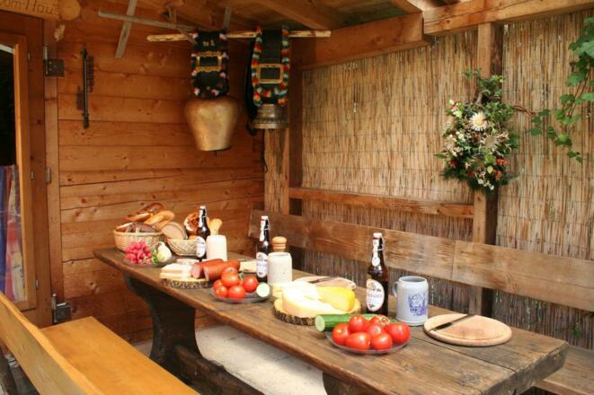 Gartenhäuschen mit Brotzeit