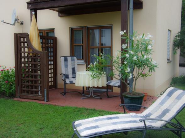 Sonnenterrasse mit Zugang zum Garten