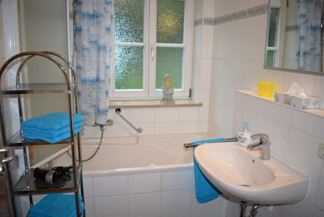 Bad mit Dusche, separates WC