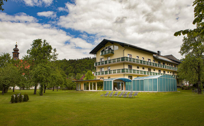 Liegewiese mit alten Obstbäumen, Landhotel Agathawirt