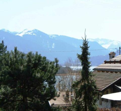 Blick aus dem FeWo-Küchenfenster im März auf See und Berge