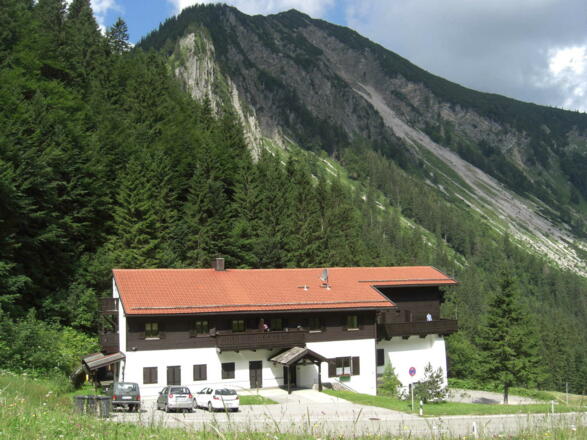 Außenansicht des Hauses; am Fuße der Brecherspitz