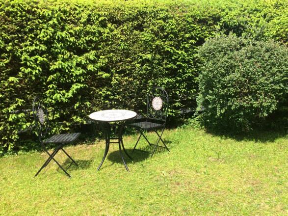 Frühstückstisch im privaten Garten