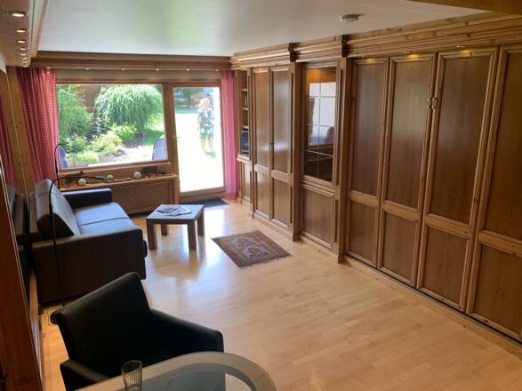 Schrankwand mit Bett