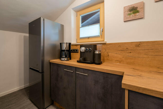 Küche mit großem Kühlschrank