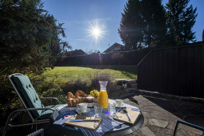 Blick von der Terrasse in den wunderschönen Garten