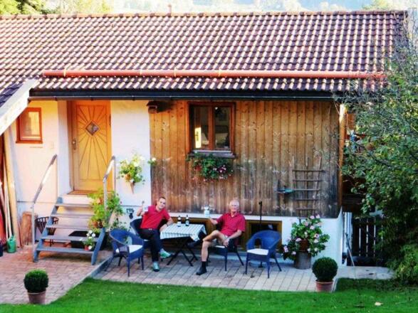 Auf der FeWo-Terrasse können Sie sich Ihr Bierchen und Ihre Brotzeit schmecken lassen. Prost