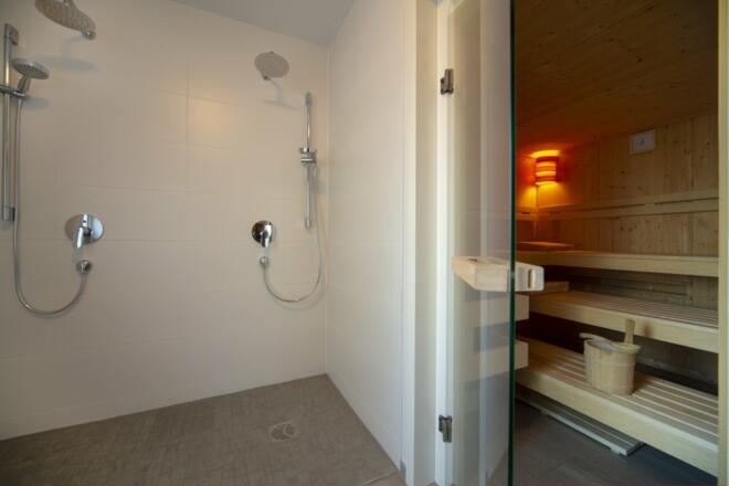 Im Haus kostenlose Sauna mit Dusche