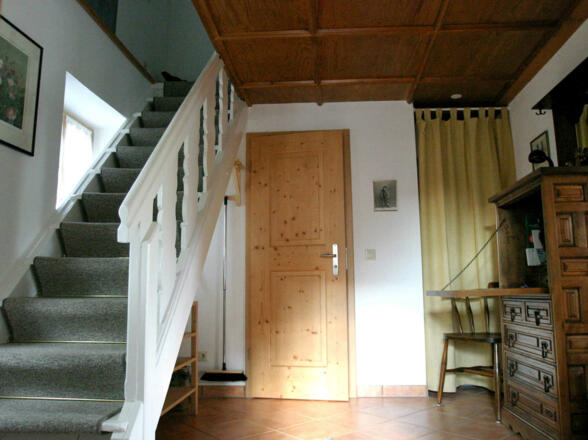 die Diele mit der Treppe nach oben und einem separatem WC