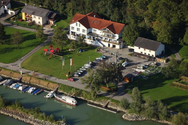 Gasthof Luger mit Blick auf Hafen