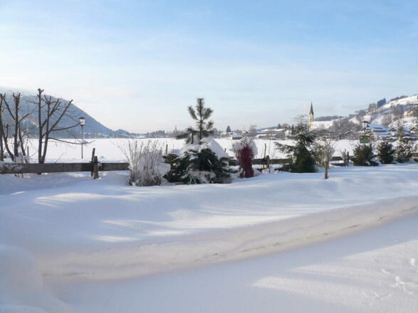 Weg vor dem Haus um dem Schliersee