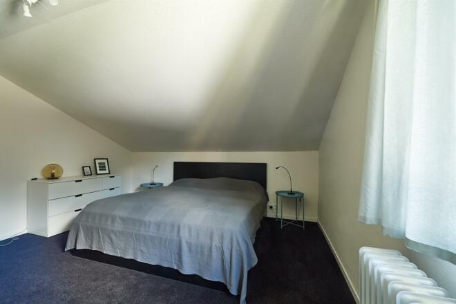 Schlafzimmer mit Doppelbett