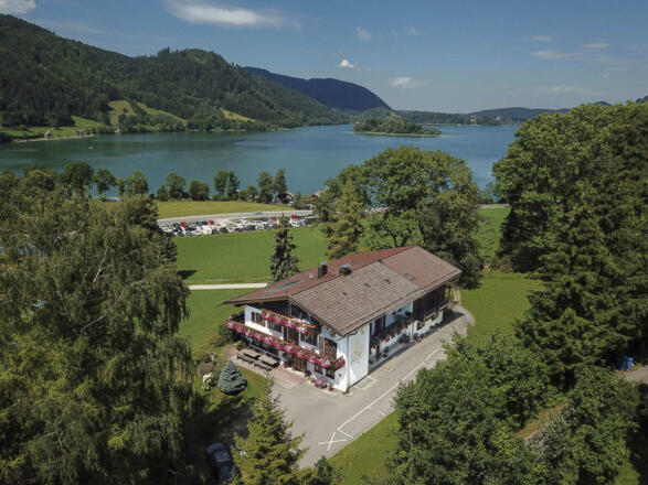 Unser Gästehaus von oben mit Blick auf dem Schliersee