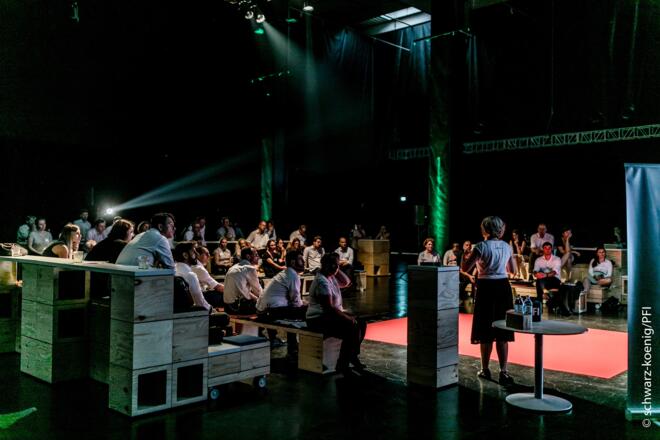 Feschmarkt | Peter Behrens Platz © Stefan Feichtinger