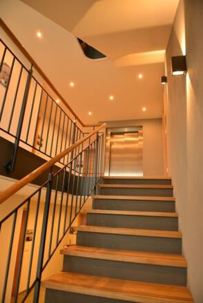 Treppenhaus und Fahrstuhl