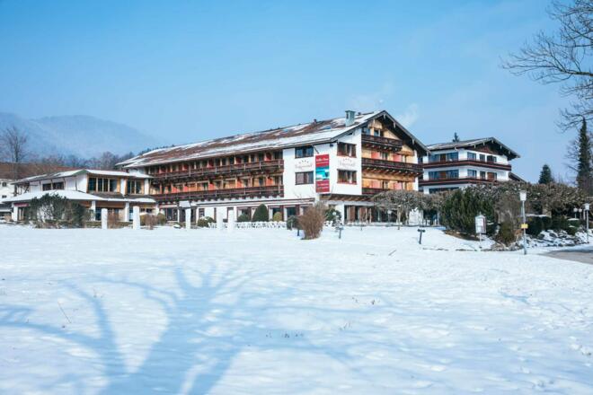 Hotel Terrassenhof, Winteransicht von der Uferpromenade Bad Wiessee aus