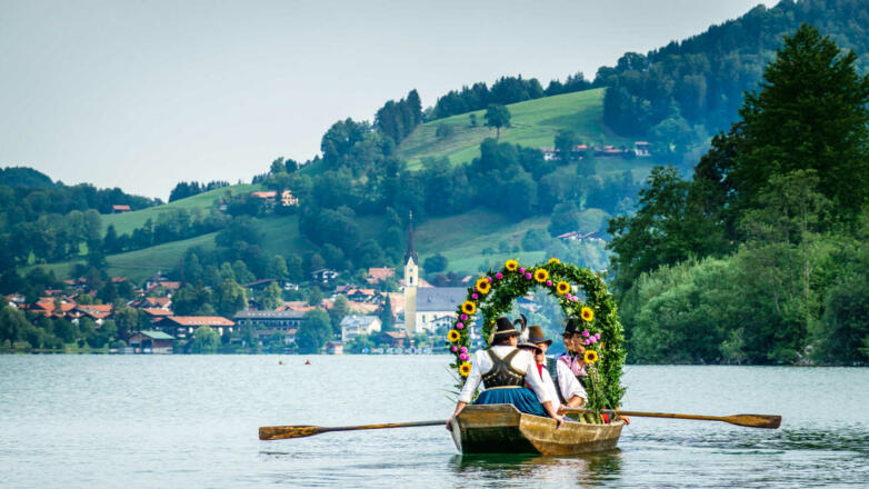 Geschmückt Boote am Kirchtag