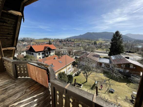Blick vom Südbalkon auf den Ort Gmund mit Fluss Mangfall und Berg Neureuth