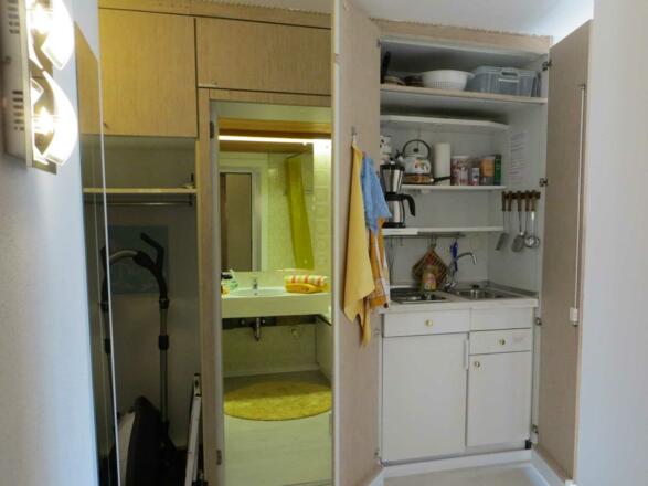 Küche und Eingang Bad